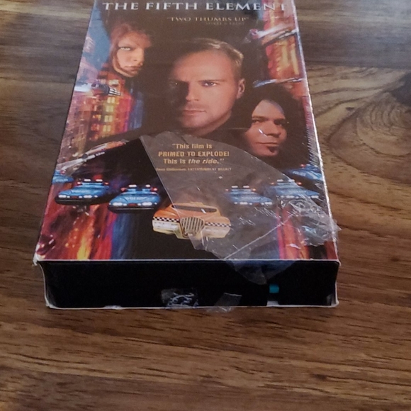 The Fifth Element VHS - Picture 2 of 3